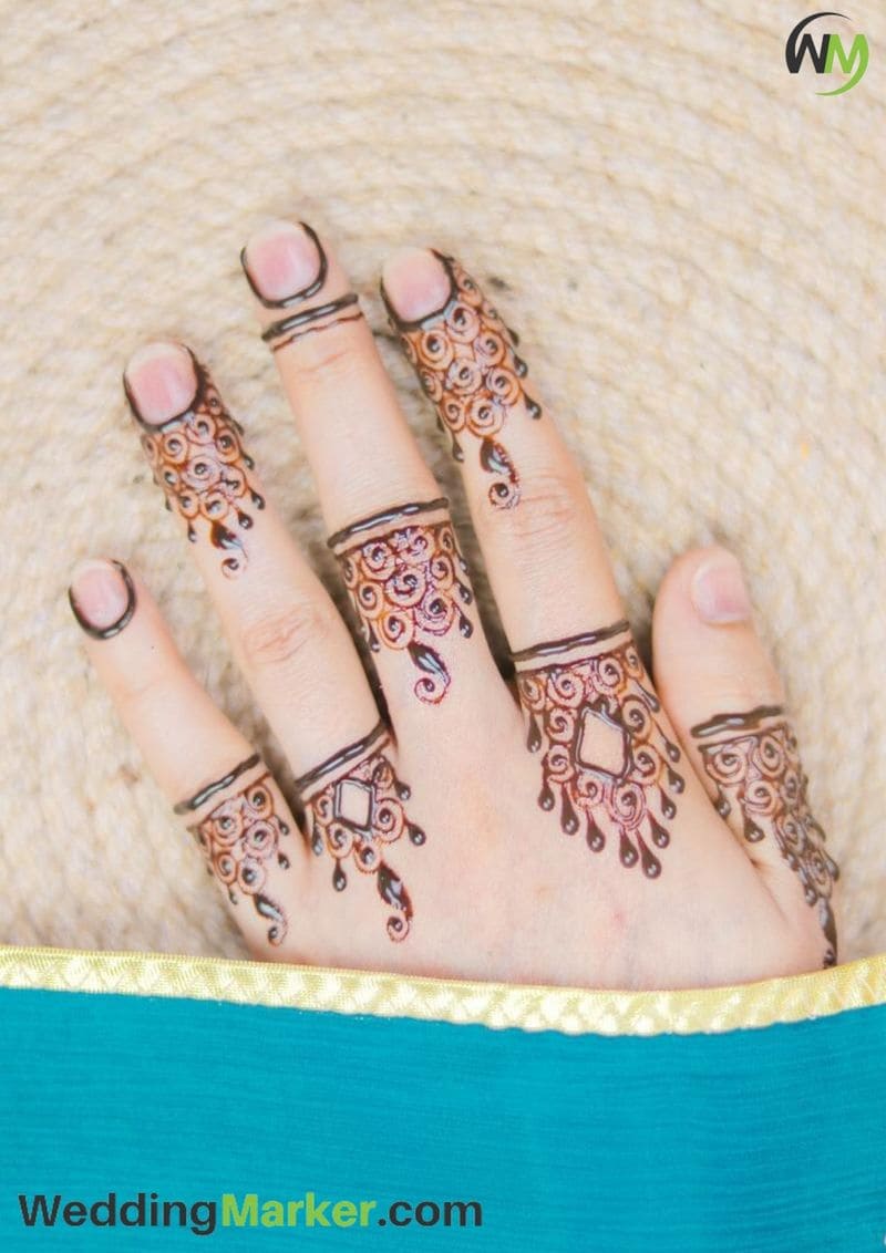 simple mehndi design for finger 19