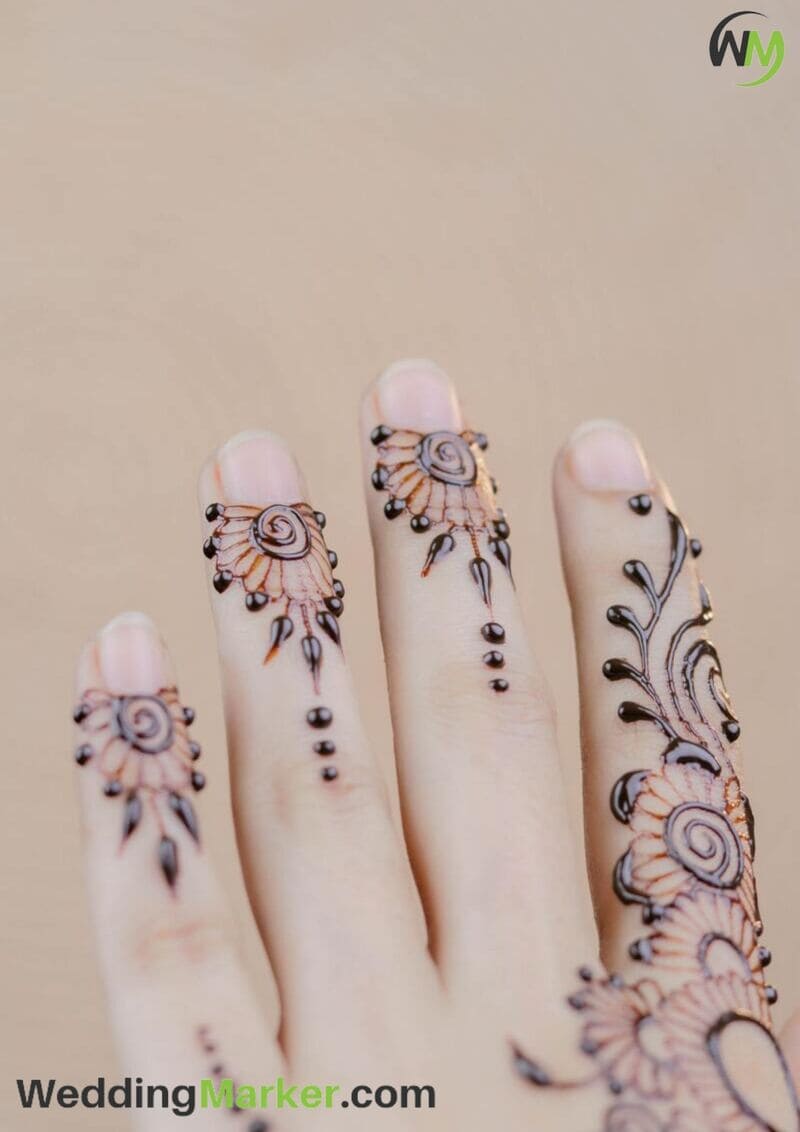 simple mehndi design for finger 9