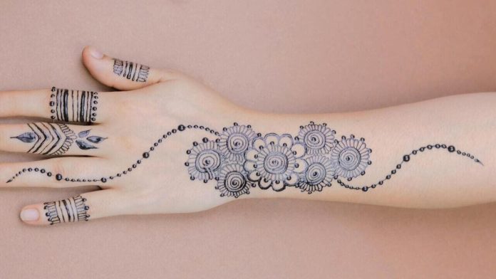 simple mehndi designs for wrist